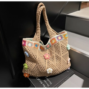 Dettaglio della borsa tote all'uncinetto fatta a mano con fiori 3D in maglia colorata