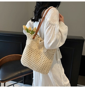 Dettaglio della borsa tote all'uncinetto con motivi girasole e manici in pelle da mare