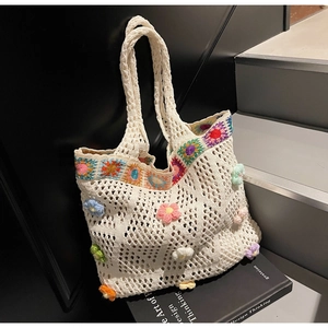 Dettaglio della borsa tote all'uncinetto bianca con fiori 3D colorati e bordo etnico