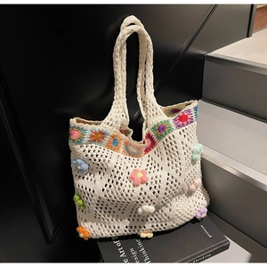 Dettaglio della borsa tote all'uncinetto bianca con fiori 3D e bordo bohémien