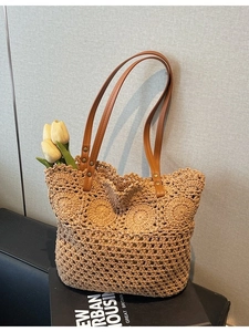Grande borsa tote in paglia intrecciata a mano con manici in finta pelle marrone
