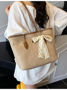 Sac fourre-tout en paille avec lanières en cuir marron et nœud en dentelle pour l'été