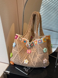Borsa tote in maglia beige con fiori all'uncinetto colorati e doppi manici