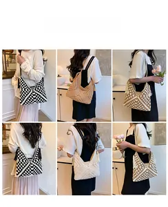 Collage di modelli che indossano borse tote all'uncinetto con motivi boho e nappe