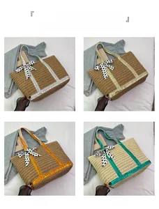 Détails de sacs cabas en paille avec rayures pailletées et nœuds à pois élégants