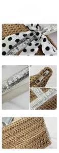 Détail du sac cabas en paille avec paillettes argentées, ruban à pois et fermeture éclair