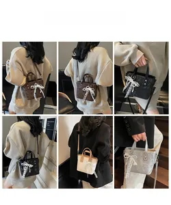 Detailansicht der Mini-Eimertasche mit Spitzenschleife und Perlenanhänger aus mehreren Winkeln