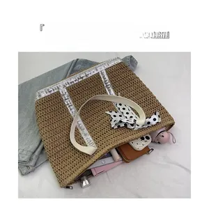 Sac fourre-tout en paille à grande capacité montrant le rangement pour tablette et parapluie
