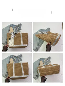 Détail du sac cabas en paille kaki avec paillettes argentées et ruban à pois élégant