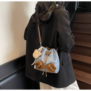 Retro-Bucket-Bag aus Denim mit Bärenanhänger, lässig als Umhängetasche getragen