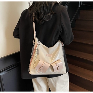 Détail du grand sac fourre-tout en cuir PU blanc cassé avec poches roses et chaînes