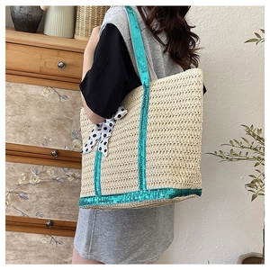 Détail du sac cabas en paille avec paillettes turquoise et foulard en soie à pois noir