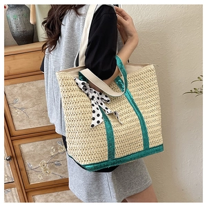 Détail du sac cabas en paille avec paillettes vertes et nœud en soie à pois