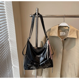 Détails du sac fourre-tout en cuir PU noir avec coutures blanches et chaînes en métal