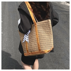 Détail du sac cabas en paille avec brides pailletées orange et foulard à pois