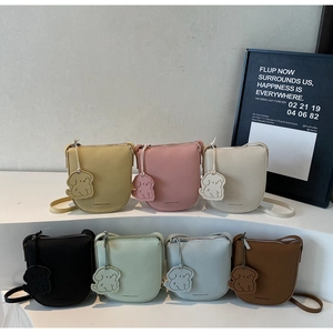 Collection de sacs selle colorés en cuir grainé avec breloques chien et texte gravé