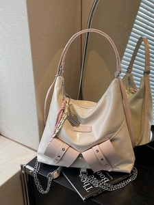 Grand sac cabas beige en cuir PU avec bordure rose, chaîne en métal et poches avant