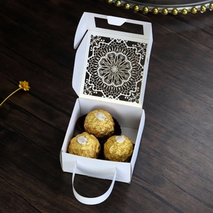 Detalle de patrón floral cortado con láser en caja de regalo blanca cuadrada