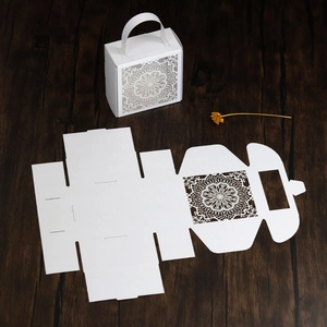 Detalle del patrón de mandala cortado con láser en caja de regalo blanca para bodas