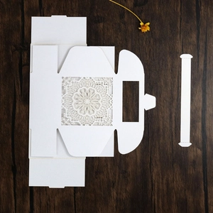Plantilla de caja de regalo de papel blanco cortado con láser con diseño floral calado