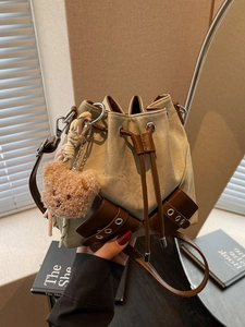 Retro Canvas Beuteltasche in Beige mit braunem Lederbesatz und süßem Bärenanhänger