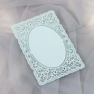 Carte en dentelle papier bleu menthe découpée au laser avec motifs floraux et centre ovale