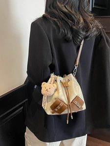 Retro-Eimerbeutel aus Canvas mit Ledertaschen und niedlichem Teddybären-Anhänger