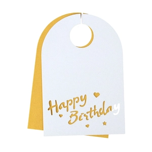 Detalle de la etiqueta Happy Birthday de papel cortado por láser en oro y blanco