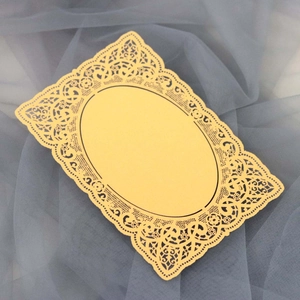 Carte en dentelle dorée découpée au laser avec motifs floraux sur tissu bleu