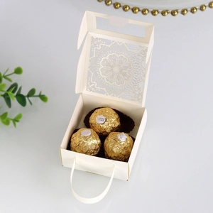 Vista macro de la caja blanca troquelada por láser para dulces con motivos florales