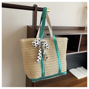 Texture détaillée du sac en paille avec paillettes vertes et foulard à pois