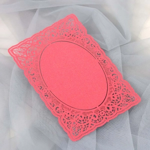 Gros plan d'une carte dentelle rouge découpée au laser avec motifs floraux creux