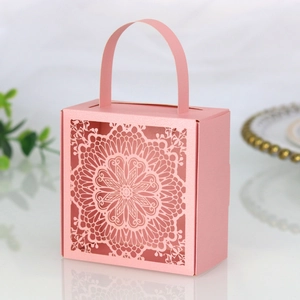 Detalle macro de patrón de mandala cortado con láser en caja de regalo rosa