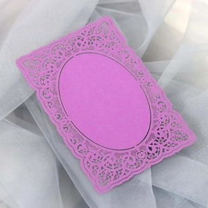 Détail de carte en dentelle nacrée violette découpée au laser motif mandala