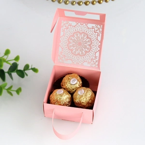 Caja de regalo rosa cortada con láser con motivos florales y asa a juego