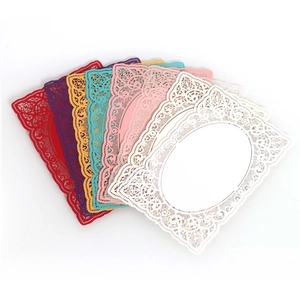 Détail de cartes découpées au laser avec bordures en dentelle de diverses couleurs