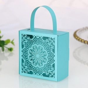 Detalle macro de caja de dulces azul cielo con diseño floral calado por láser