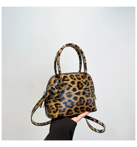 Detailansicht der Leopard-Muschel-Tasche mit silbernen Metallbeschlägen und Doppelreißverschluss