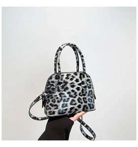 Makro-Detail der Muschel-Tasche mit Leopardenmuster, glänzender Textur und breitem Boden