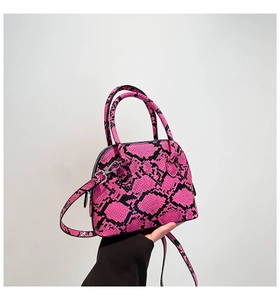 Detail der rosa Schlangenhaut-Muscheltasche mit Metallreißverschluss und Schultergurt