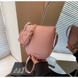 Sacoche rose en cuir grainé avec un adorable porte-clés chien et lettrage fashion