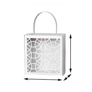Vue détaillée de la boîte cadeau croix découpée au laser blanche avec hauteur de 7 cm