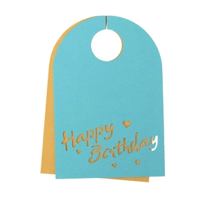 Detalle de tarjetas Happy Birthday cortadas con láser para copas en papel azul y dorado