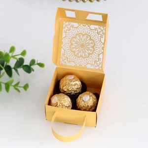 Detalle de patrón calado con láser en caja de regalo dorada que muestra la capacidad