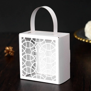 Boîte à dragées blanche avec croix découpée au laser et poignée pour célébrations