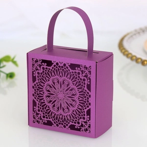 Detalle de la caja de caramelos púrpura cortada con láser con motivos de mandalas de boda