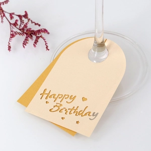 Tarjeta arqueada Happy Birthday para copas con papel dorado láser y detalle de flor seca