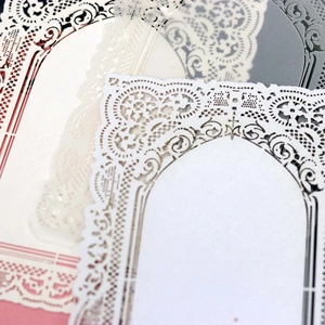 Gros plan sur une carte en dentelle découpée au laser avec motifs floraux pour scrapbooking