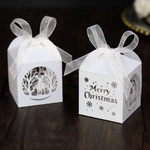 Détails de renne et flocon découpés au laser sur une boîte cadeau de Noël blanche