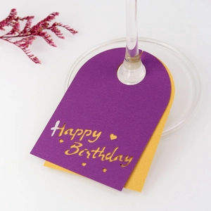 Detalle de tarjeta para copa Happy Birthday en corte láser color púrpura y dorado